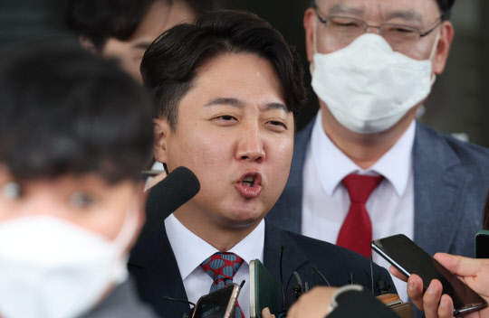 이준석 전 국민의힘 대표가 지난 9월28일 서울 양천구 서울남부지방법원에서 열린 국민의힘 당헌 효력 정지 가처분 심문을 마친 뒤 법원을 나서며 취재진 질문에 답하고 있다.<국회사진기자단·연합뉴스>